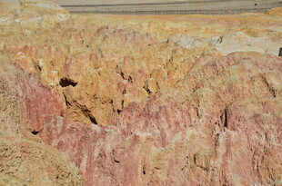 五彩斑斓的岩石地貌