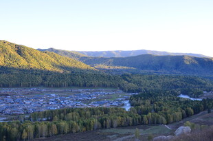 山间小镇秋日风光