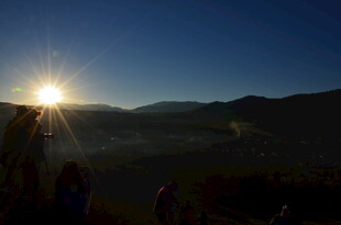 日出时分的壮丽山间景象