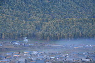 山林间的静谧水域景观