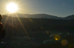 夕阳下的山间身影