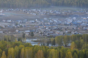 秋日山林环绕的静谧村落