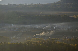 山间烟雾缭绕的自然景象