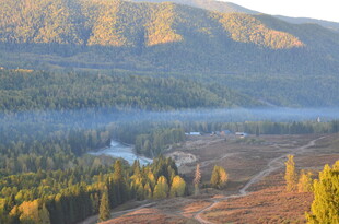 秋日山林河谷美丽风光
