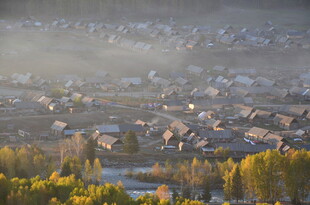 秋日晨雾中的宁静村庄