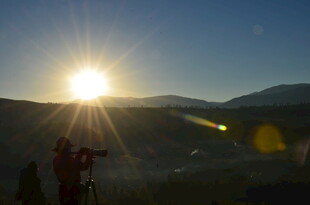 日出时的摄影者与壮丽山景