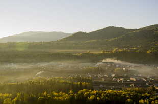山间晨雾中的美丽村落