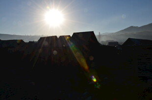 日出下的古老建筑轮廓