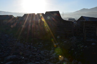 日出照耀下的山间村落