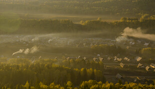 秋日晨景下的静谧村庄