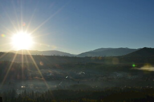 日出映照下的山峦美景