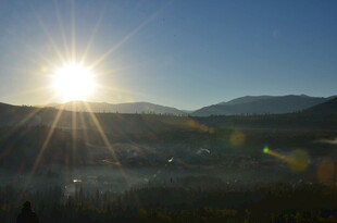 日出时分的壮丽山景
