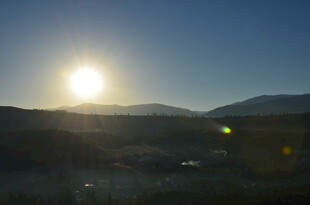 日出时分的山间景色