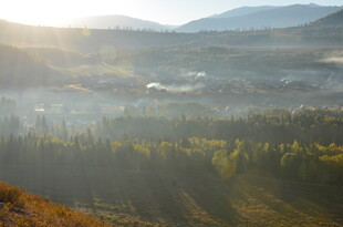 山间晨景 雾霭中的美丽风光
