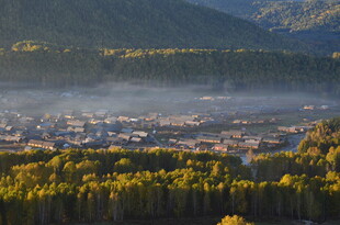 山间晨雾中的多彩小镇