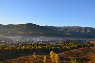 秋日山间晨雾美景