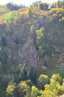 山间绿意盎然的壮丽崖壁