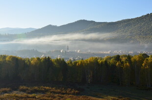 秋日山林晨雾美景