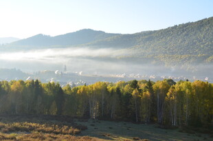 秋日山林晨雾美景