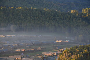 山间晨雾中的宁静村落
