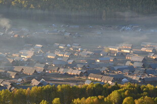 秋日晨雾中的宁静村落