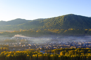 山间晨景中的美丽城镇