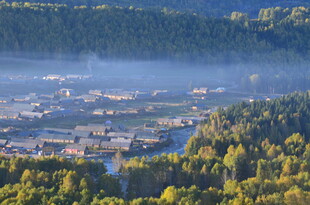 山林环绕中的静谧城镇