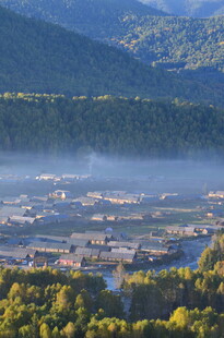 山间静谧村落绿意环绕