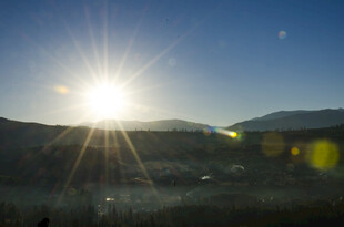 日出时分的壮丽山景