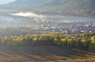 山间小镇秋景清新如画