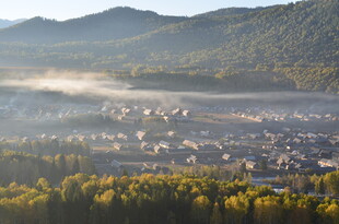 山间村落晨景秋色迷人