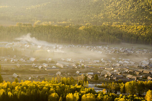 晨雾中的山谷村庄美景