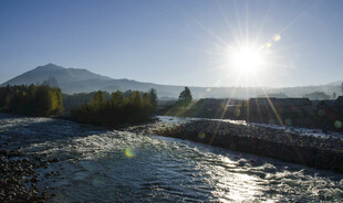 阳光照耀下的山间河流