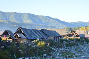 山间木屋村落美景