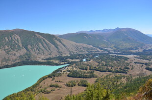 蓝绿色湖泊与山峦美景