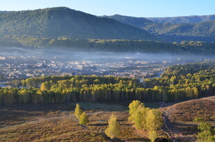 秋日山间小镇美丽风光