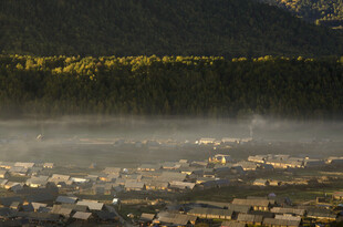 山间雾霭中的静谧小镇