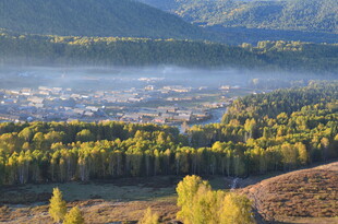 秋日山林间的静谧村庄