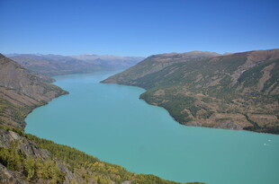 壮丽湖景与连绵山峦