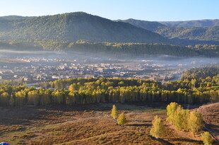 秋日山间城镇田园美景
