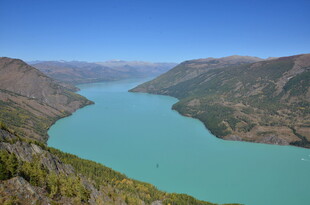 高山环抱的碧蓝湖泊