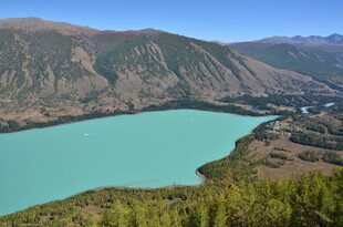 高山环绕的碧蓝色湖泊