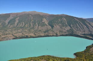 高山环绕的碧蓝色湖泊