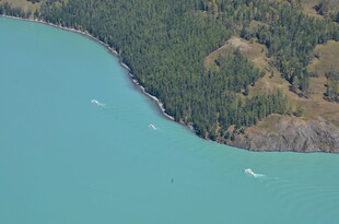 俯瞰青山环绕的碧蓝水域