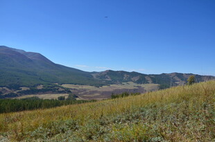山间草地蓝天美景