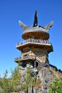 古朴塔楼矗立蓝天之下