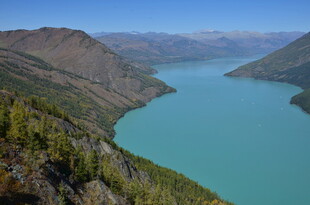 高山环绕的碧蓝色湖泊