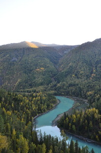山间蜿蜒的碧绿河流