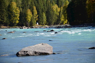 山间蓝河中的孤立巨石