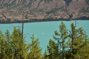 山林间的蓝绿色湖泊美景